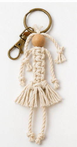 Llavero "Niña de Macramé", Colgante bolso, Madera y Macramé, Accesorio decorativo Boho.