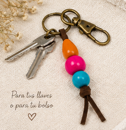 Llavero de madera y antelina. Colgante, bolso de verano. Decoración artesanal.