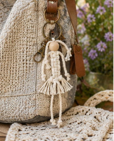 Llavero "Niña de Macramé", Colgante bolso, Madera y Macramé, Accesorio decorativo Boho.