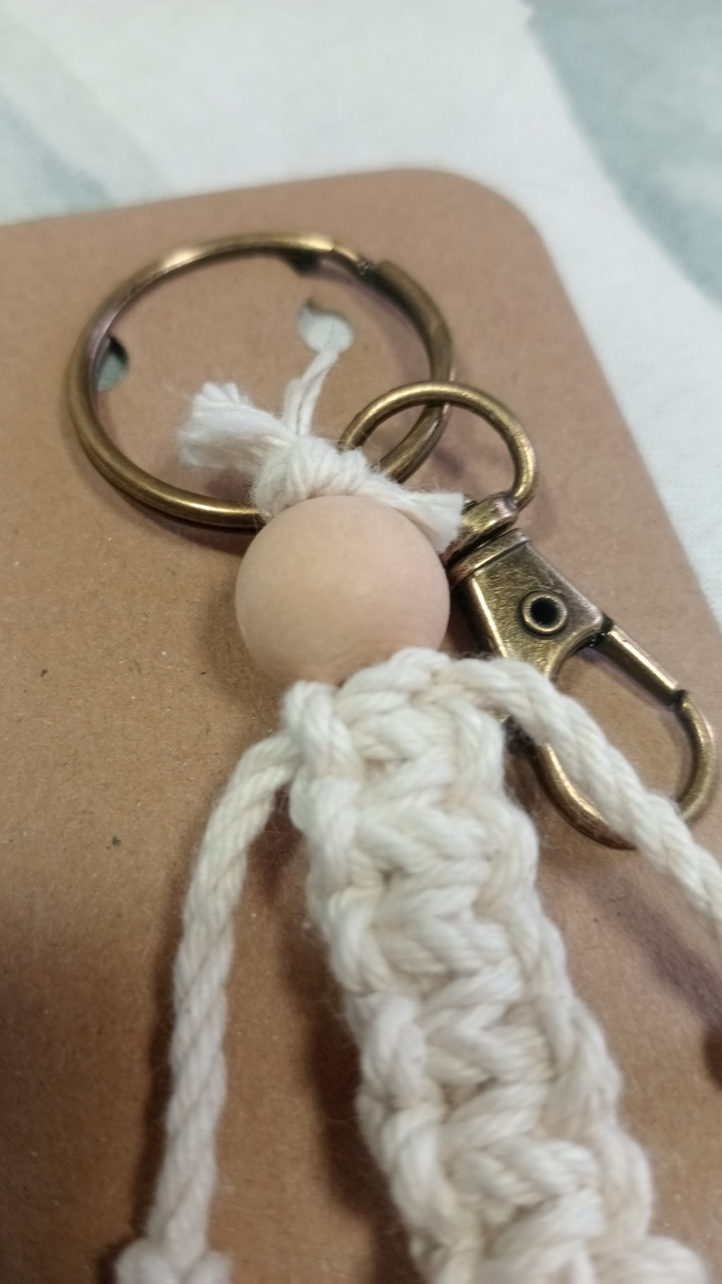 Llavero Niño Macramé, Colgante bolso, Madera y Macramé, Accesorio decorativo Boho.