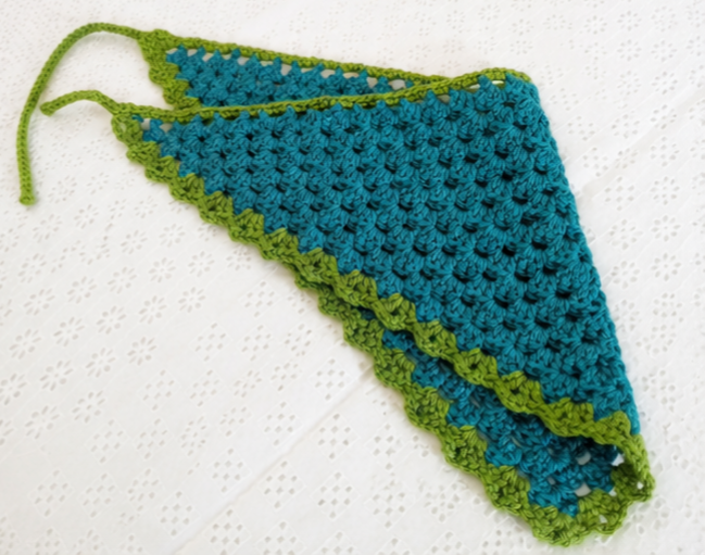 Bandana Triangular a Crochet Mar y Bosque