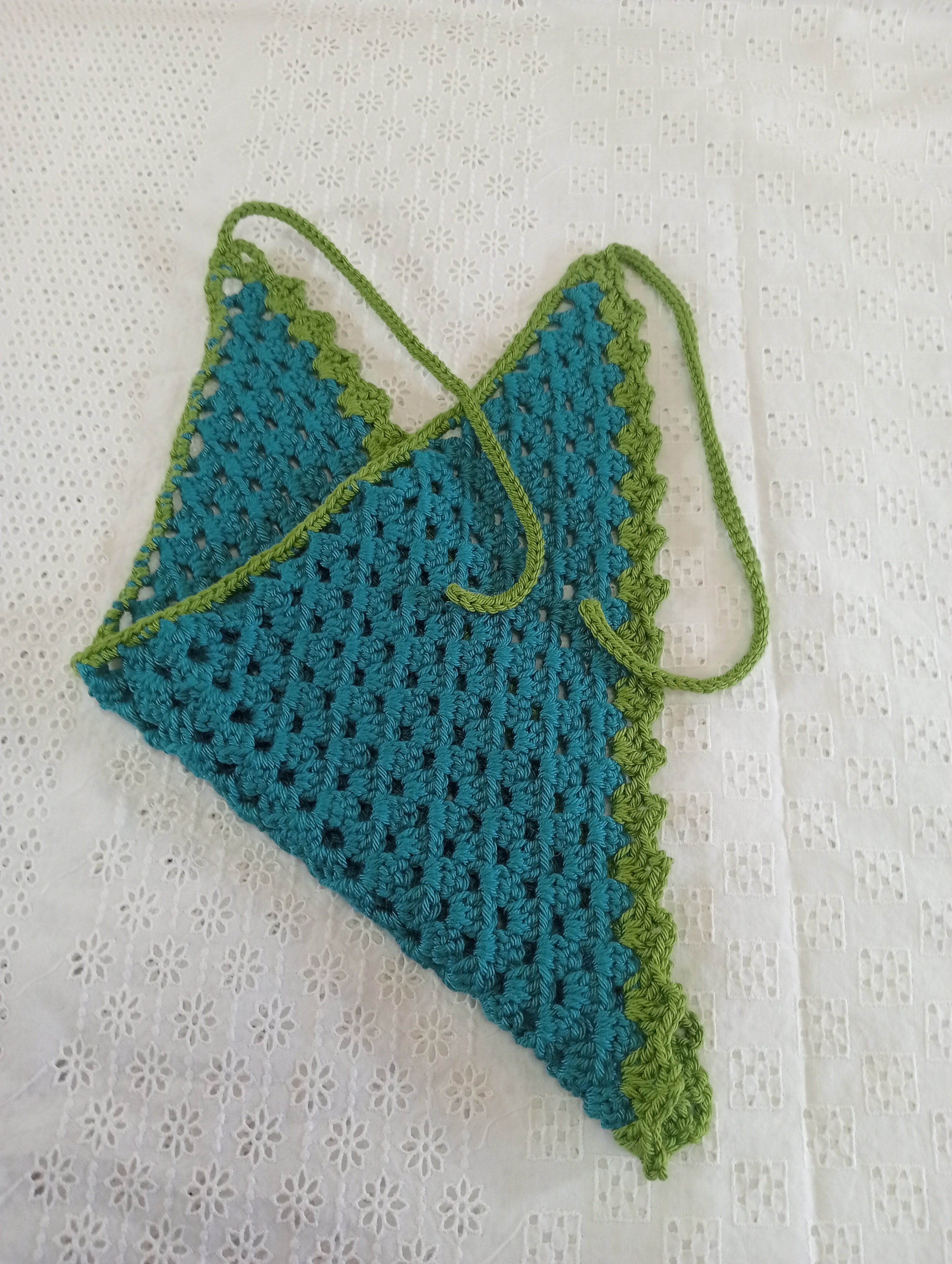 Bandana Triangular a Crochet Mar y Bosque