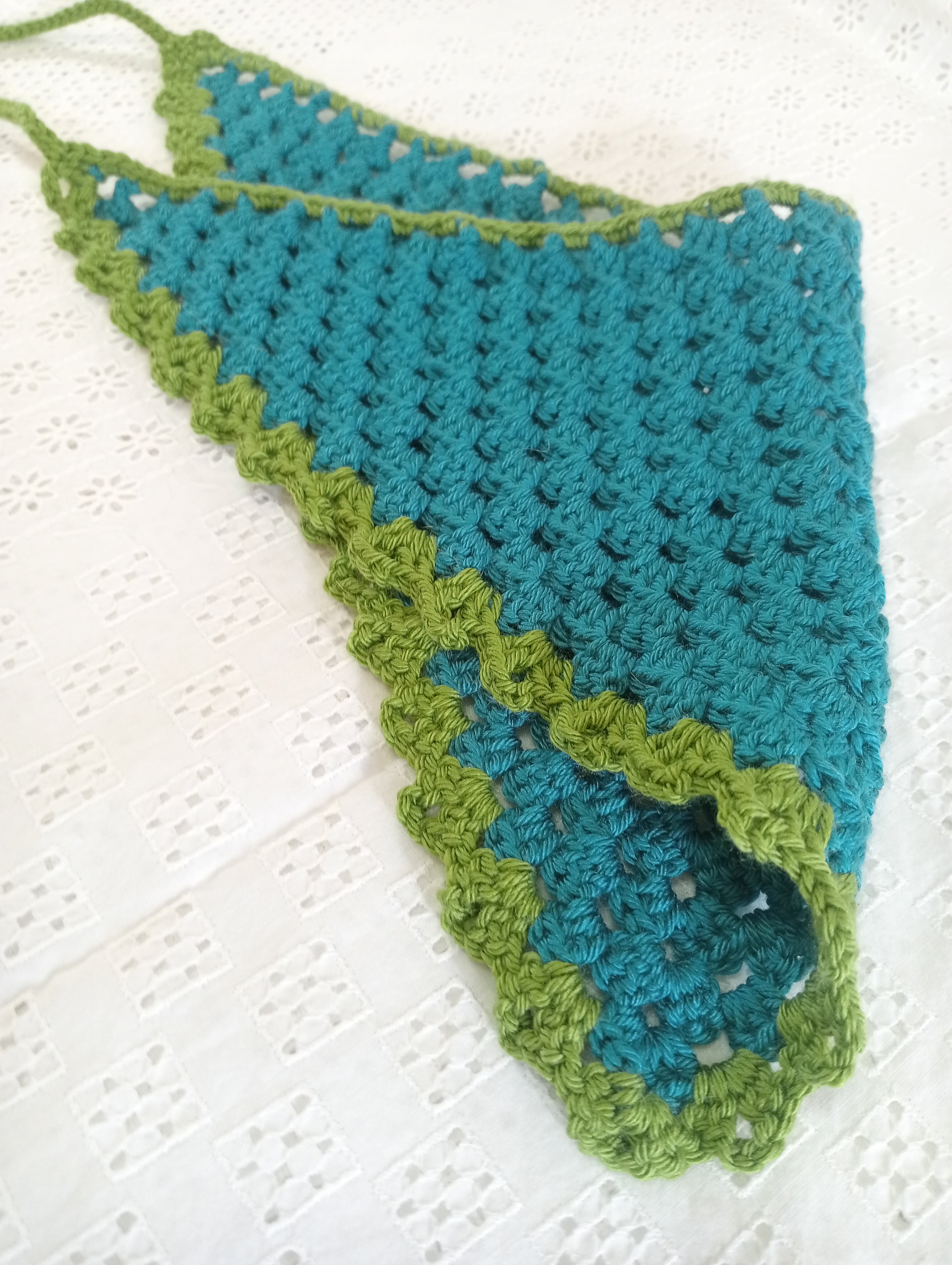 Bandana Triangular a Crochet Mar y Bosque