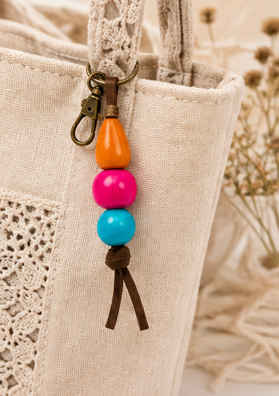 Llavero de madera y antelina. Colgante, bolso de verano. Decoración artesanal.