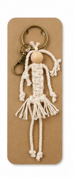 Llavero "Niña de Macramé", Colgante bolso, Madera y Macramé, Accesorio decorativo Boho.