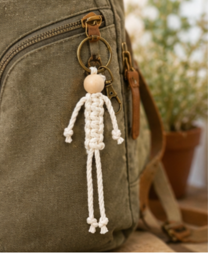 Llavero Niño Macramé, Colgante bolso, Madera y Macramé, Accesorio decorativo Boho.