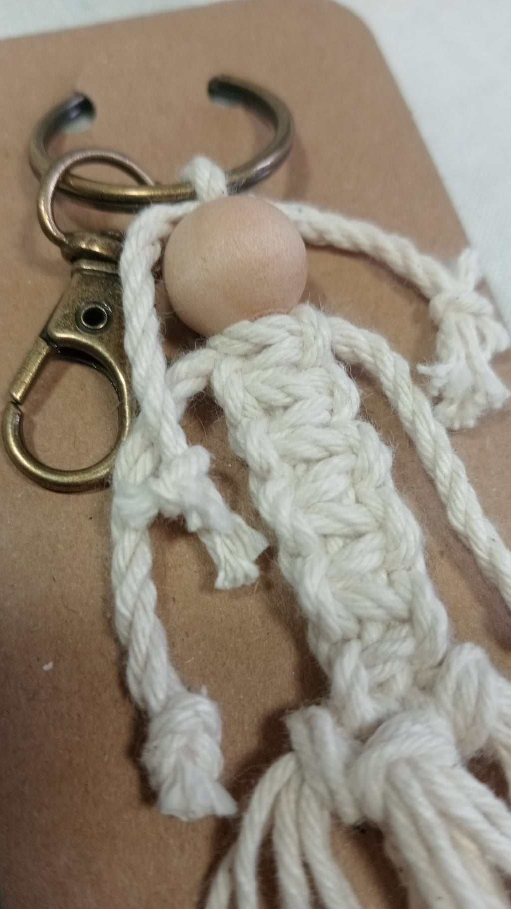 Llavero "Niña de Macramé", Colgante bolso, Madera y Macramé, Accesorio decorativo Boho.
