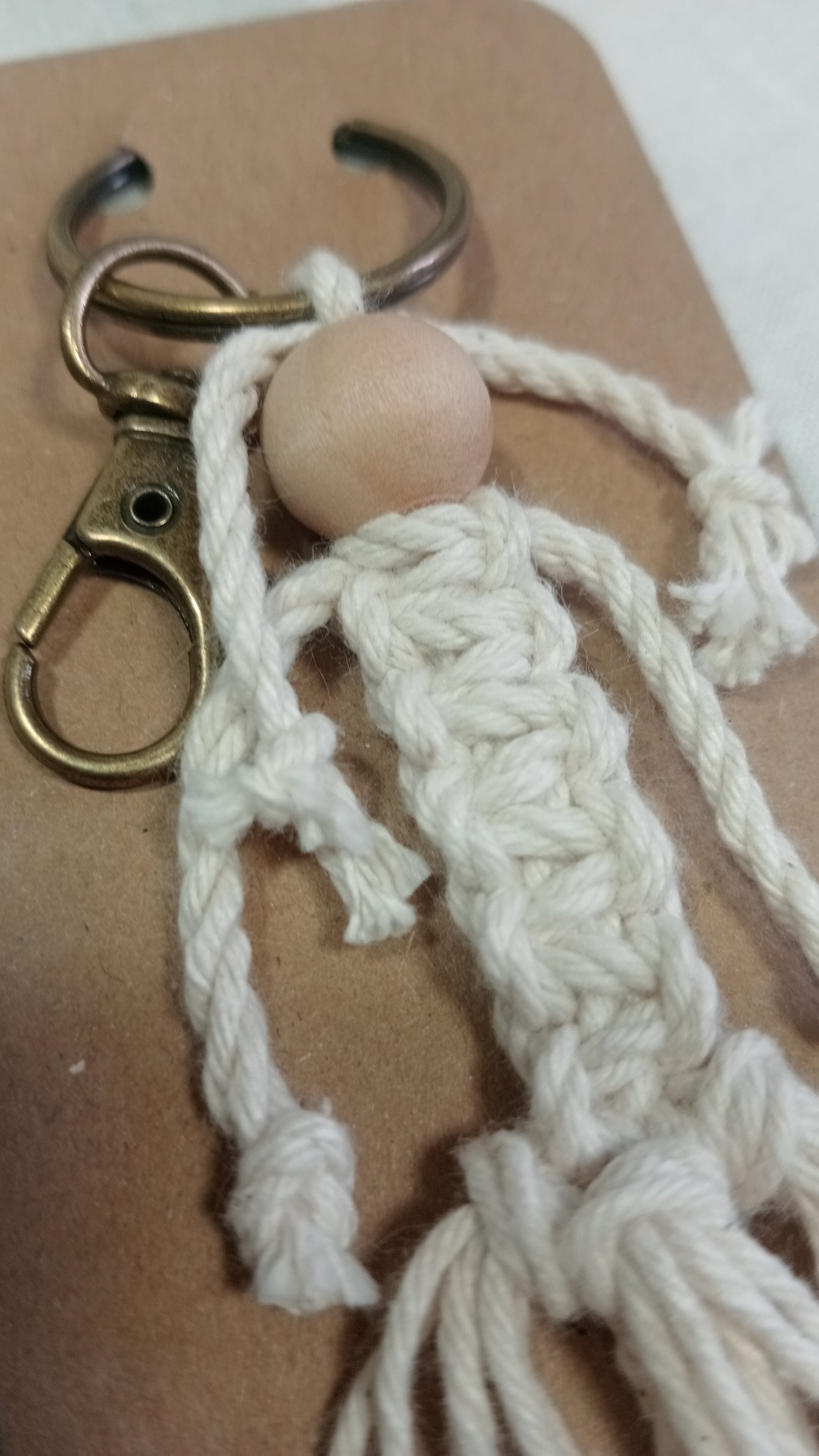 Llavero "Niña de Macramé", Colgante bolso, Madera y Macramé, Accesorio decorativo Boho.
